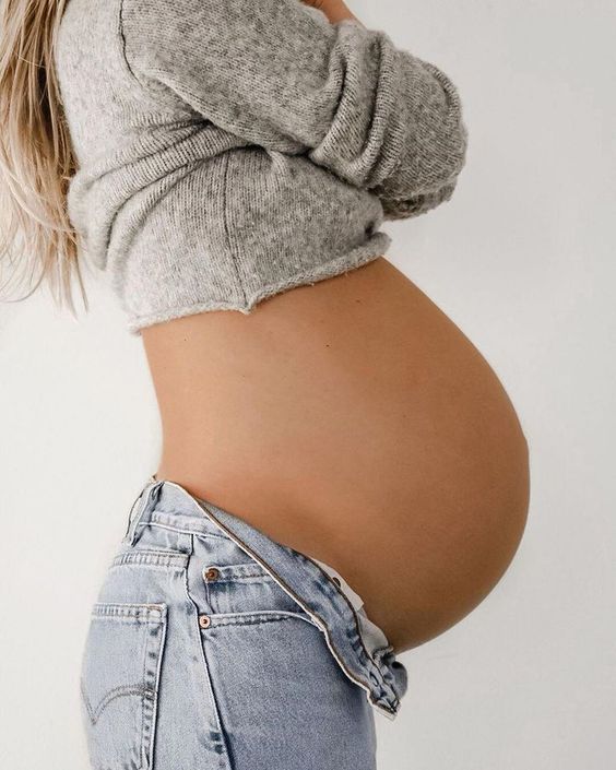 Illustratie bij: ‘Mis geen moment: speciale selfiesticks om je bevalling ‘vanuit elke hoek’ vast te leggen’