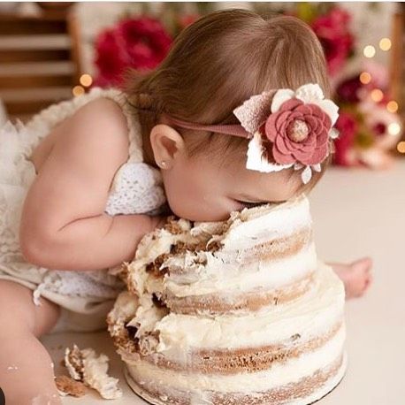 Illustratie bij: Met het hele gezicht ín de taart: de ‘cake smash’ is hip op verjaardagen