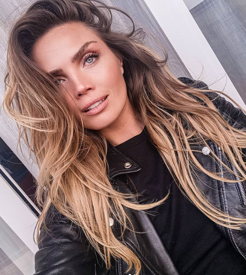 Illustratie bij: Model Kim Feenstra deelt allereerste foto van haar groeiende babybuik