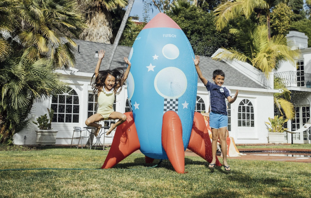 Illustratie bij: Tuinfeest voor je kind: een giga raket in je tuin die óók een sproeier is