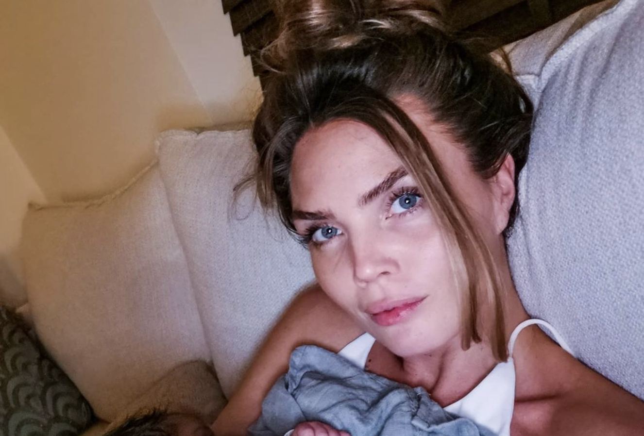 Illustratie bij: Op motor rijdende Kim Feenstra deelt gewaagde ‘naaktfoto’