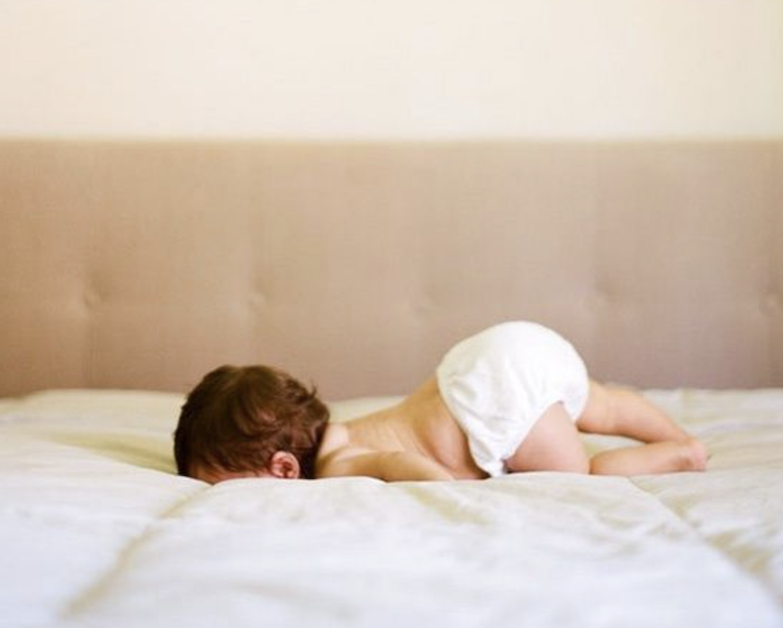 Illustratie bij: Sommige baby’s slapen met hun billen omhoog en dit is hoe dat komt
