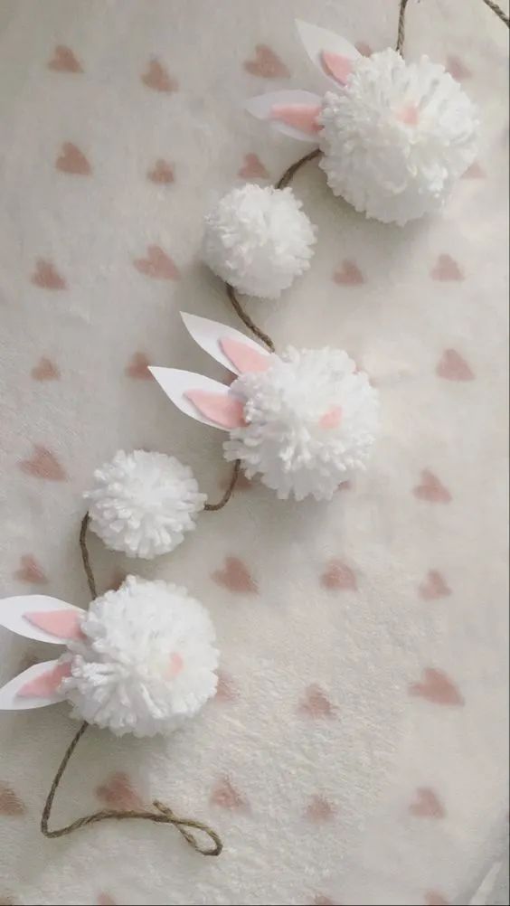 Illustratie bij: Enig: deze paasslinger met witte konijntjes maak je zo samen met je kind