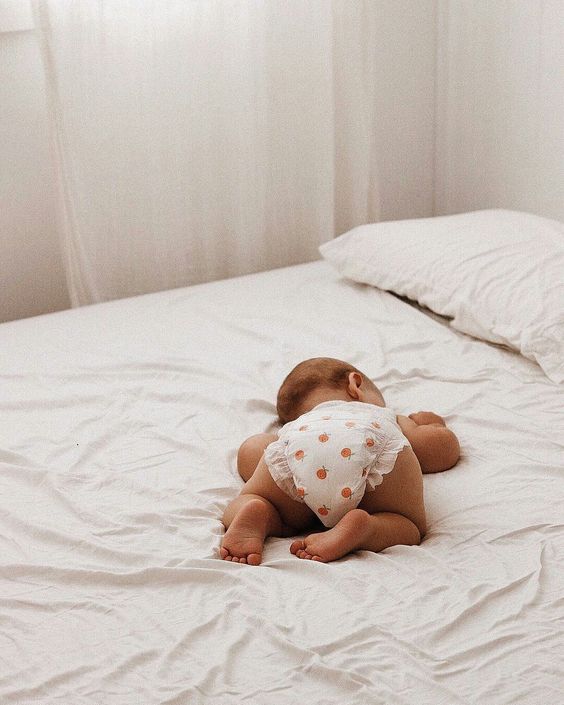 Illustratie bij: Kan het gevaarlijk zijn als je baby met de billen omhoog slaapt?