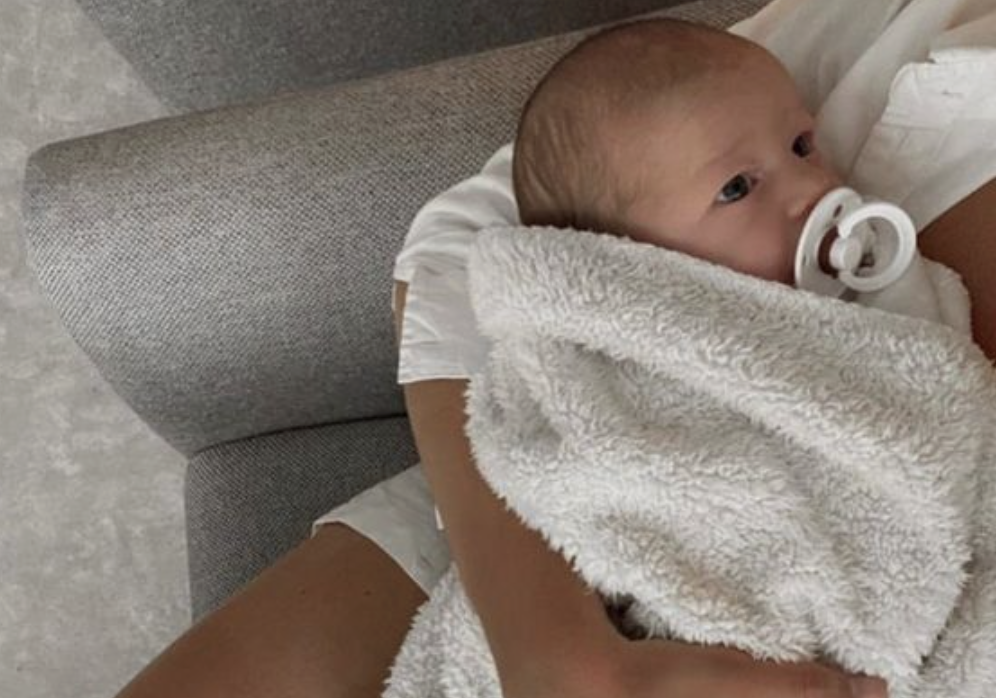 Deze tips kunnen helpen als je baby altijd extreem vroeg wakker wordt in de ochtend
