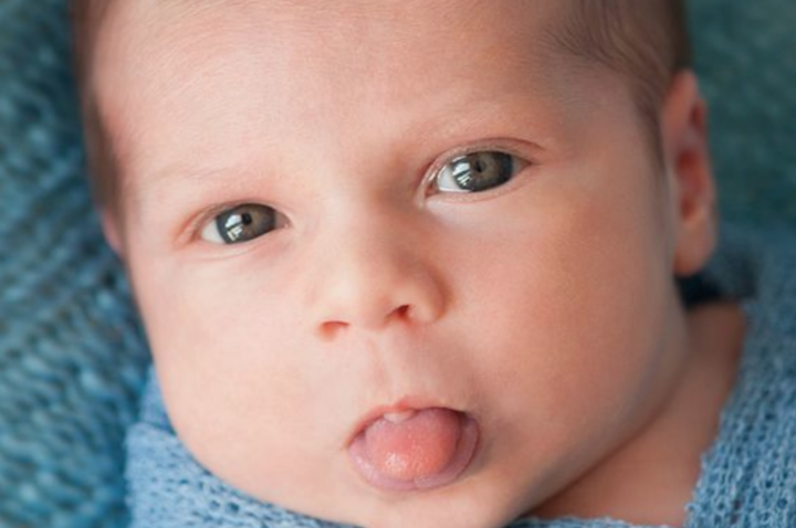 Wat betekent het als een baby zijn tong uitsteekt?