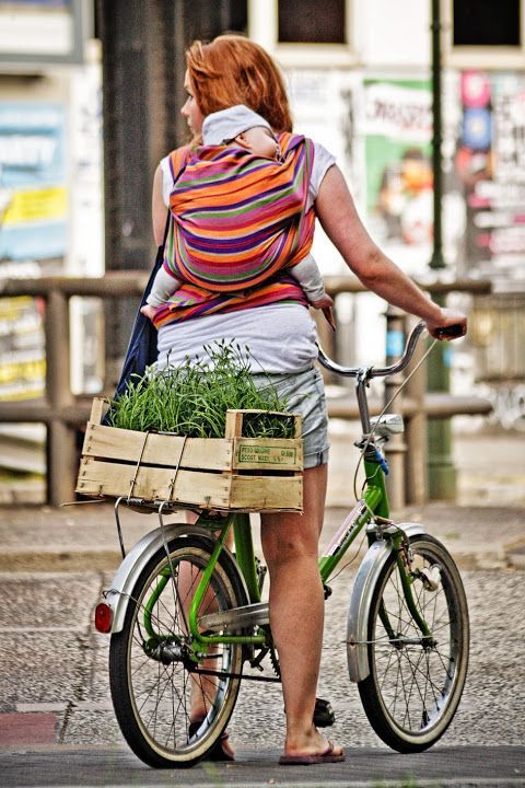 Illustratie bij: Met je baby in een draagzak op de fiets; wel of geen goed idee?