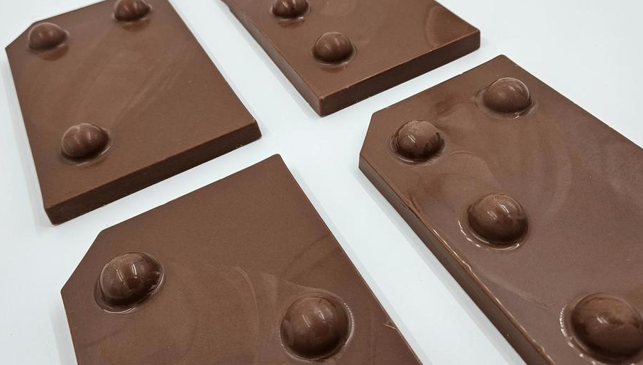 Illustratie bij: Blinde en slechtziende schoolkinderen krijgen chocoladeletters in braille