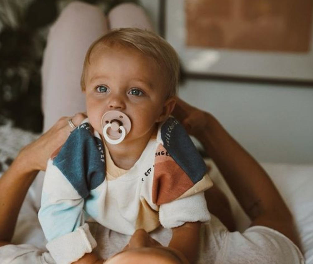 Illustratie bij: Deze nieuwe babynamen ga je in 2025 meer en meer tegenkomen