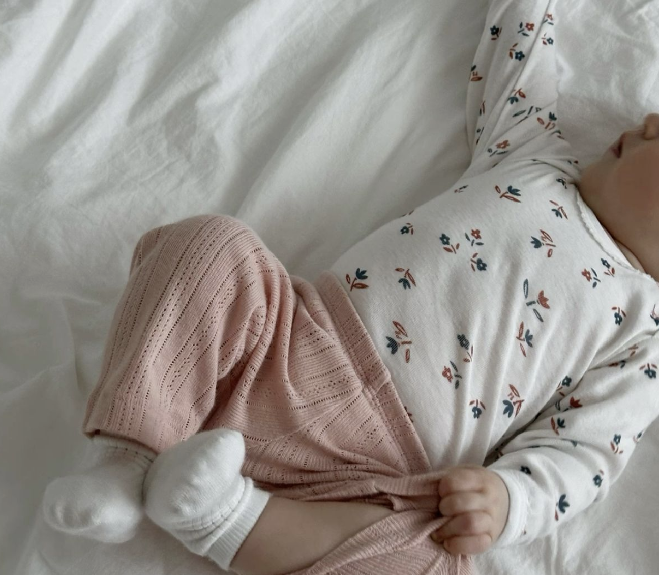 Illustratie bij: ‘Vrienden van ons laten hun slapende baby alleen thuis en gaan in het dorp uit eten. Dat kan toch niet?’