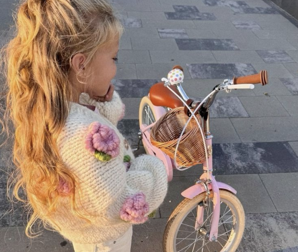 Illustratie bij: ‘Mijn kind van 7 jaar kleedt zich nog steeds niet zelf aan, is dat raar?’