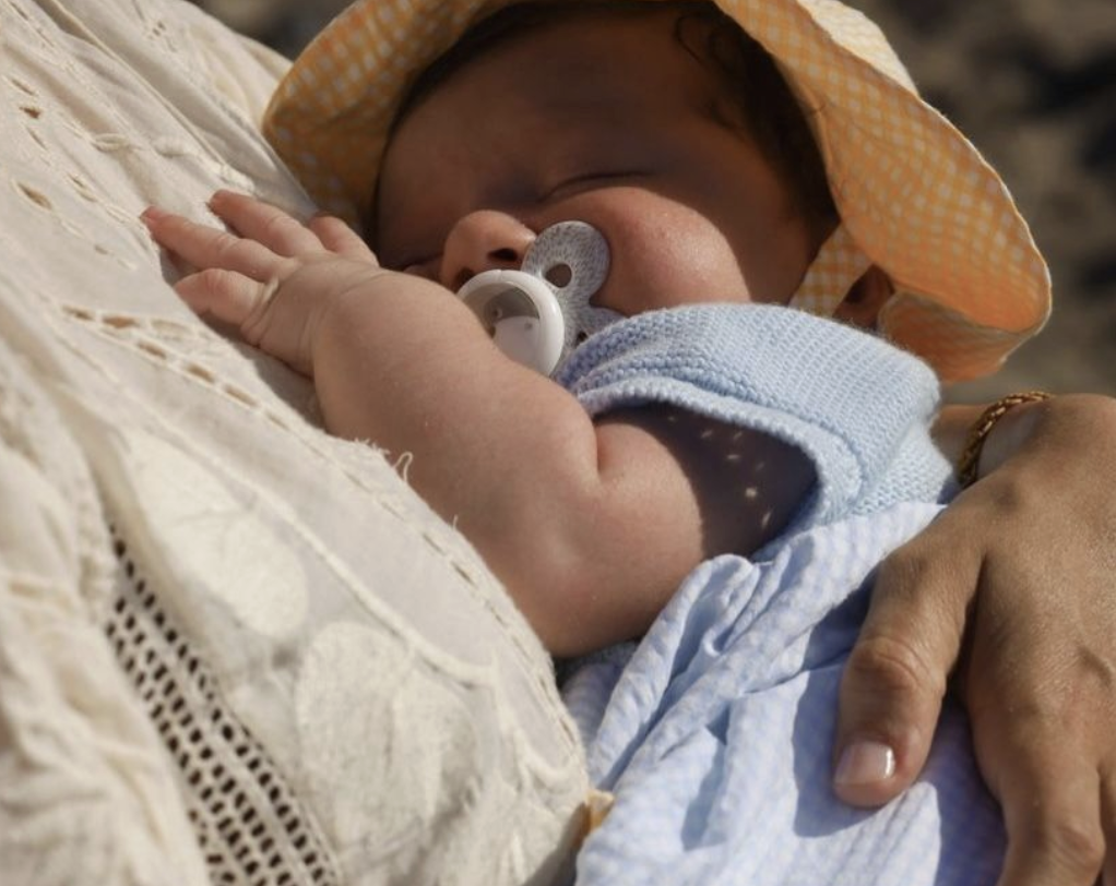 Illustratie bij: ‘Ik dacht dat ze wel even in de zon kon liggen. Maar mijn baby raakte binnen 3 minuten oververhit’