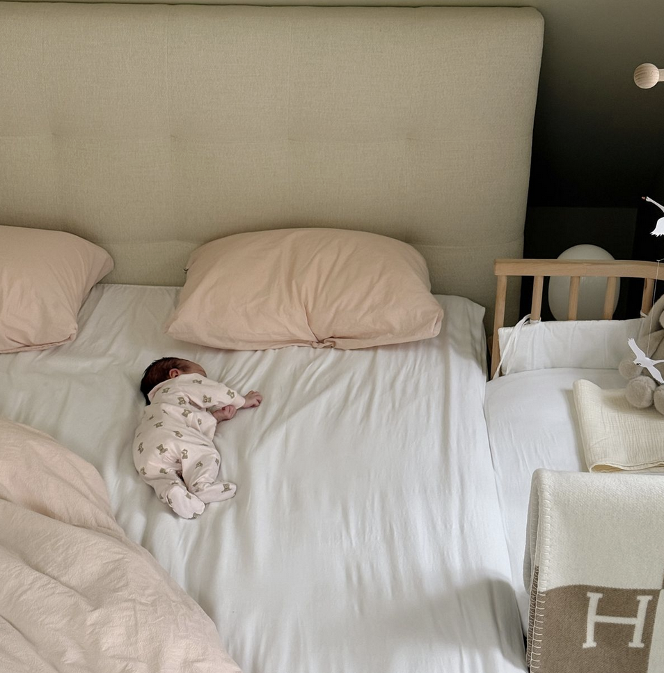 Illustratie bij: ‘Kan ik onze baby alleen in het vakantiehuisje laten slapen als wij gaan borrelen bij de buren?’