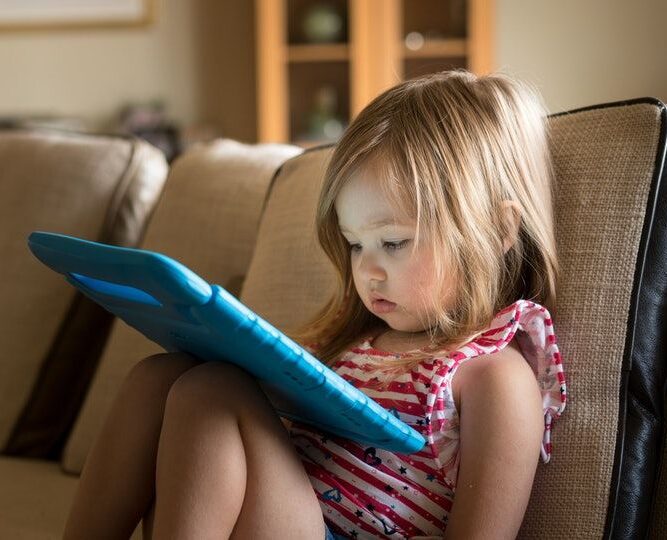 Illustratie bij: ‘Als mijn ouders oppassen laten ze mijn peuter urenlang iPad kijken. Kan ik daar iets van zeggen?’