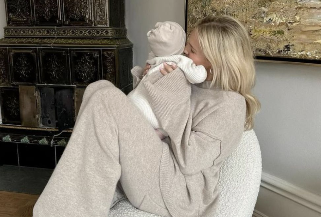 Illustratie bij: ‘Er was een meisje in onze straat geboren en op de slinger zag ik haar korte naam. Oei, dat arme kind’