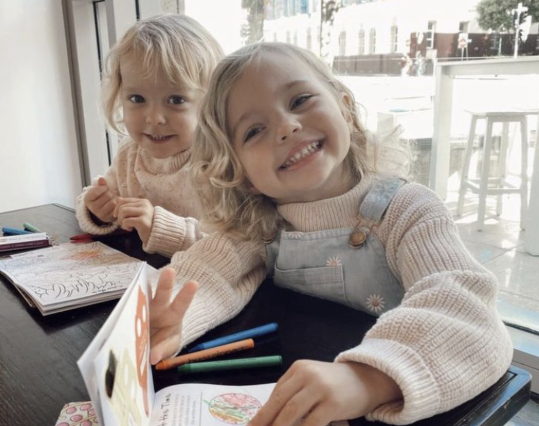 Illustratie bij: ‘Mijn vriendin heeft de 2 namen voor haar dochters zelf verzonnen en het is gewoon gênant’