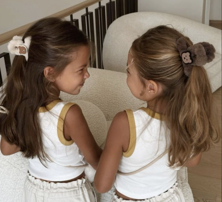 Illustratie bij: ‘Ik merk dat mensen een beetje lacherig reageren op de namen van onze drie dochters’