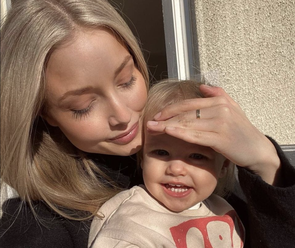 Illustratie bij: ‘Ik heb geen één vriendin die leuk heeft gereageerd op de originele meisjesnaam van mijn dochter, dat doet pijn’