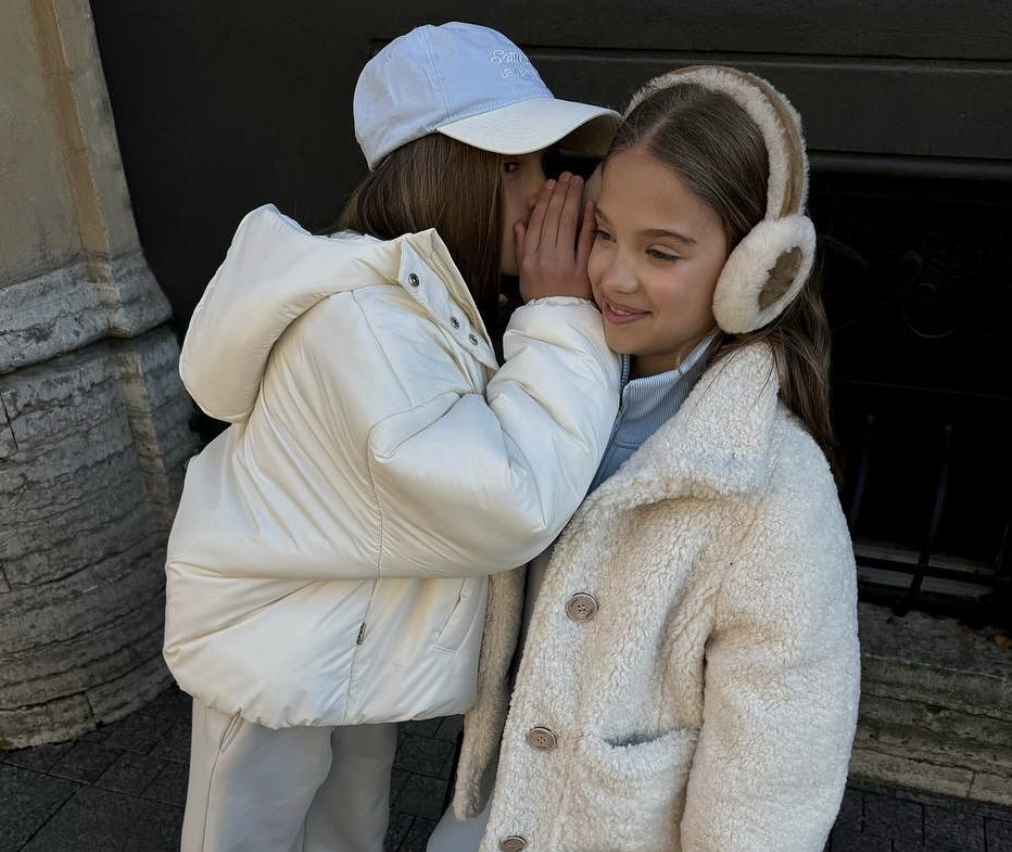 Illustratie bij: ‘De meisjesnaam die ik hoor in de klas van mijn dochter, is gewoon lachwekkend treurig’